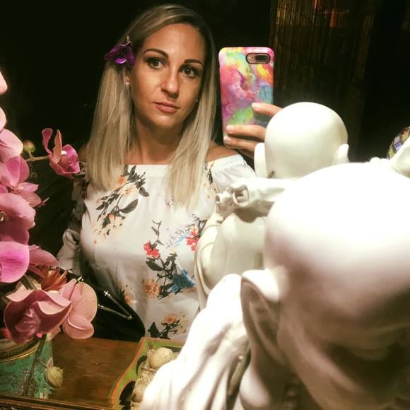 Meet your Posher, Debra - Picture 1 of 1